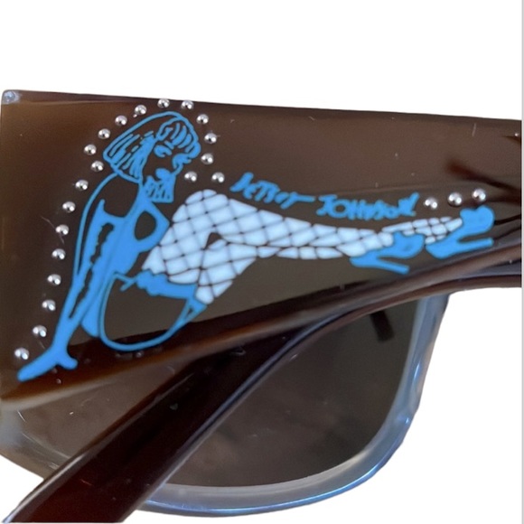 BETSEY JOHNSON➕Hot To Trot Sunglasses - Picture 5 of 6